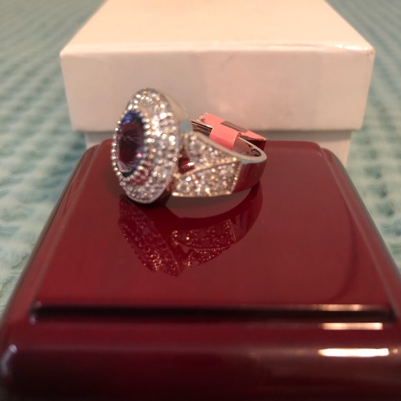 Dazzling 18kt WG Tanzanite Diamond Ring - Picture 3 of 8